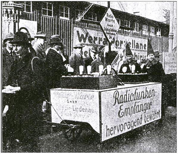 radiofunken empfaenger auf einem werbewagen