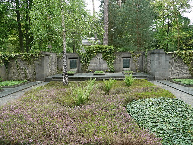 640px-Familiengrabstaette.Siemens.jpeg