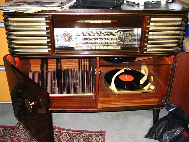 640px-Kuba_Musiktruhe_Dominante.jpg