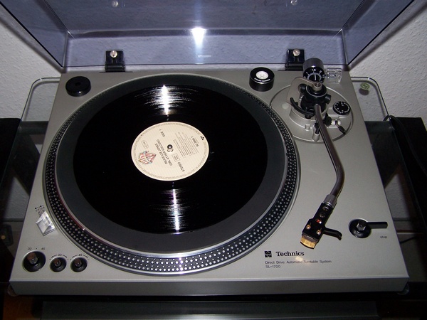 Technics_SL-1700.jpg