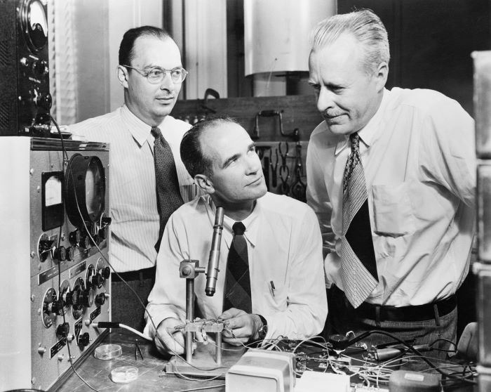 William_Shockley_John_Bardeen_und_Walter_Brattain_copy.jpg